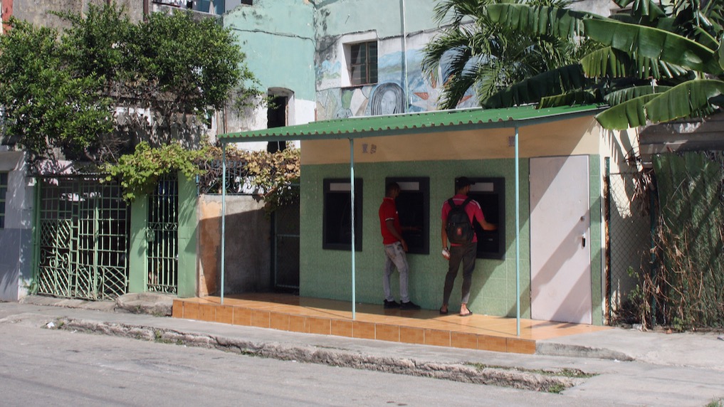 Cubanos extraen dinero de cajeros automáticos.