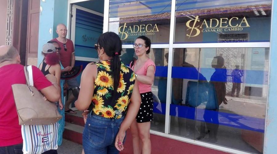 Entrada de una oficina cubana de compra y venta de divisas.