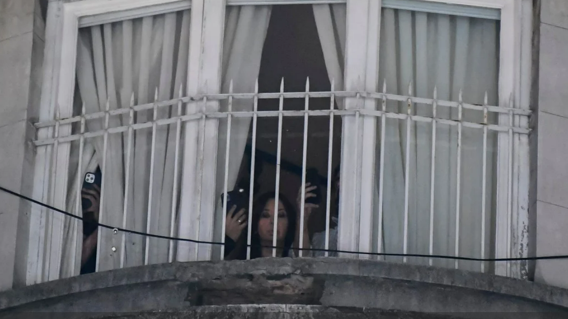 Cristina Fernández observa la situación desde la ventana de su vivienda.