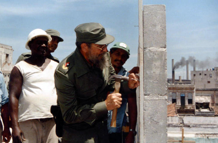 El difunto Fidel Castro hacía 'su aporte' al movimiento de microbrigadas.