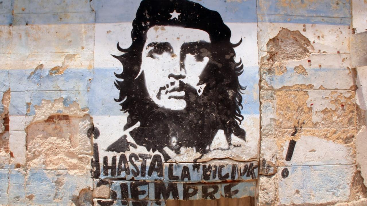 Propaganda del régimen en una pared derruida en La Habana.