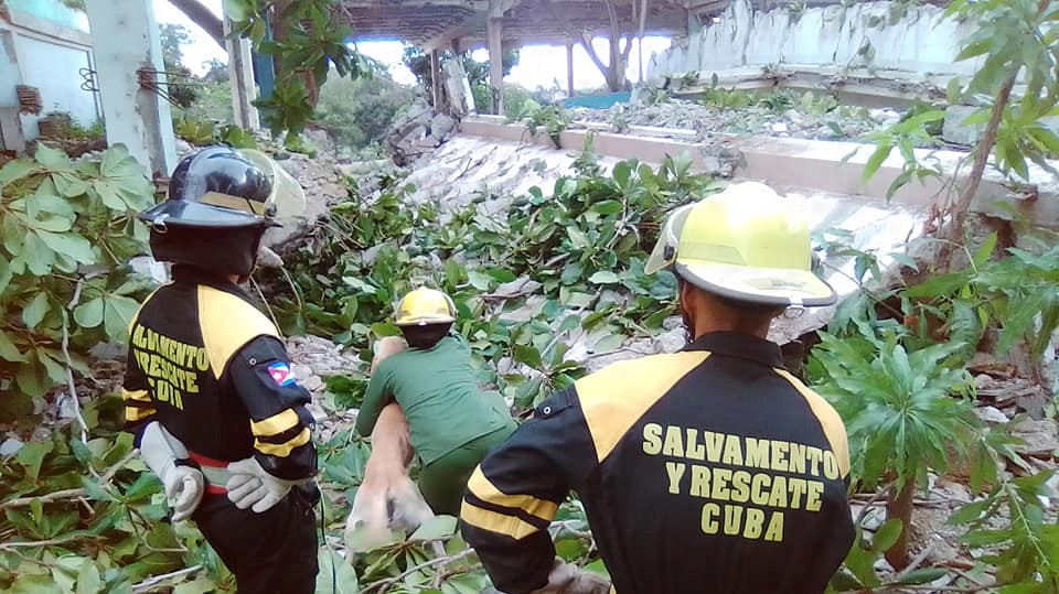 Rescatistas cubanos en el derrumbe en Santiago de Cuba.