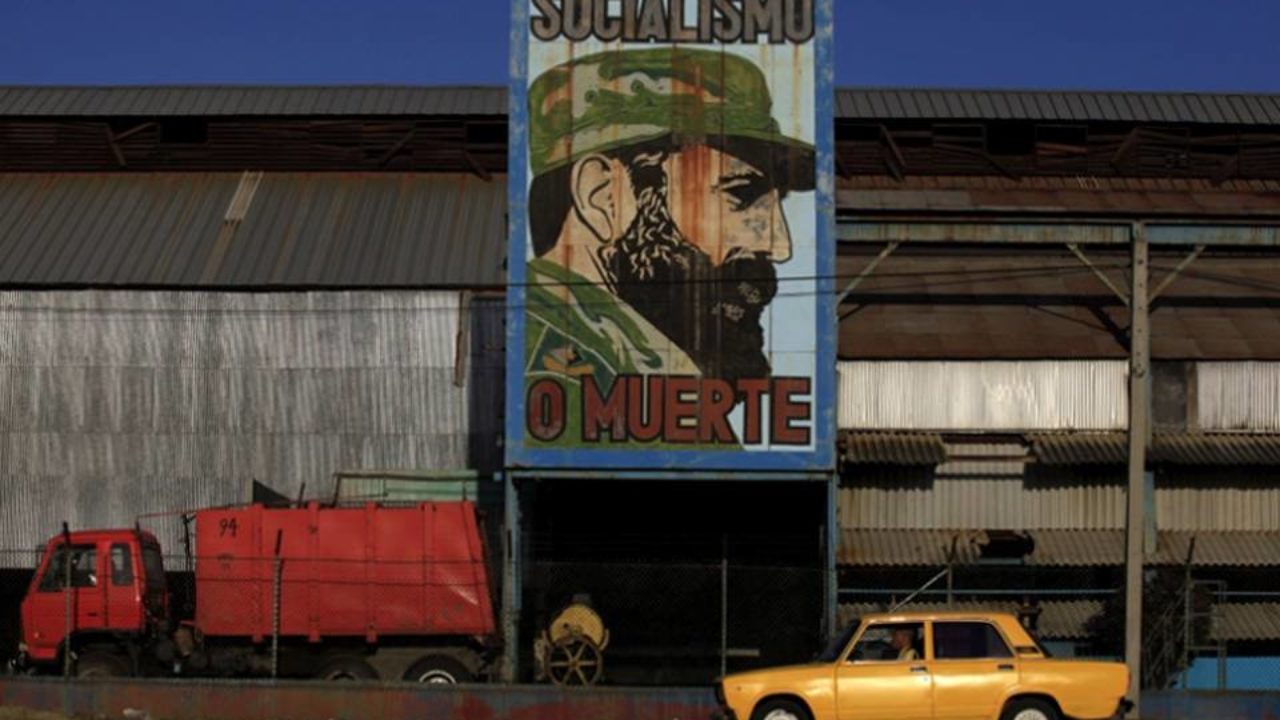 Cartel con imagen y lema de Fidel Castro.