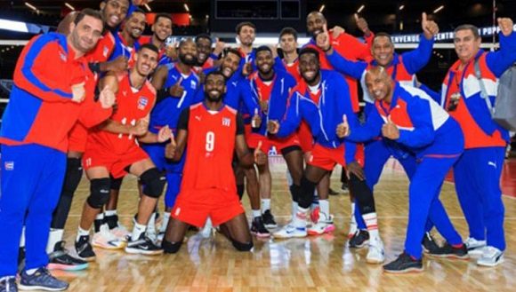 El equipo masculino cubano de voleibol celebra la victoria en la Copa Panamericana.