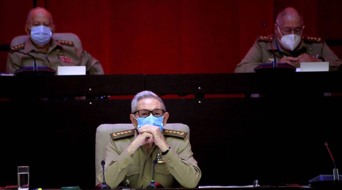 Raúl Castro y dos secuaces.