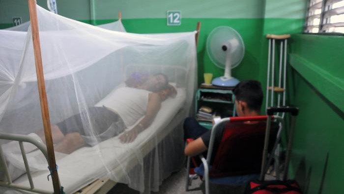 Un paciente con dengue en un hospital de Cienfuegos.