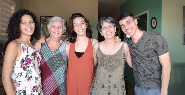 La doctora cubana Alina Arcos Fernández-Brito (cuarta de izquierda a derecha).