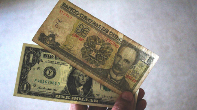 Un dólar estadounidense y un peso cubano.