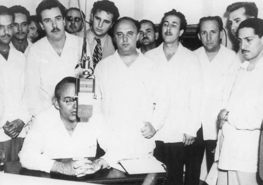 Eduardo Chibás al micrófono. Al fondo, entre otros ortodoxos, el joven Fidel Castro.