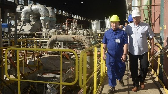 Miguel Díaz-Canel visita una termoeléctrica el sábado.