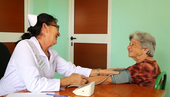 Anciana cubana durante la medición de su presión arterial.