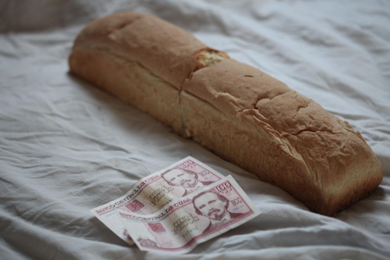 El precio de un pan popularmente llamado flautín en Cuba.