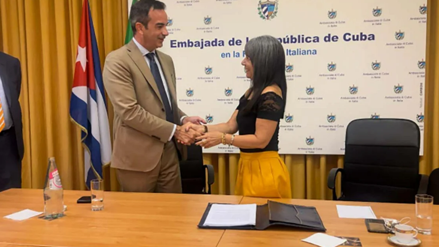 Firma del acuerdo en la Embajada de Cuba en Italia.