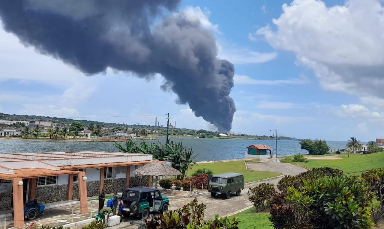 Columna de humo del incendio de la Base de Supertanqueros de Matanzas.