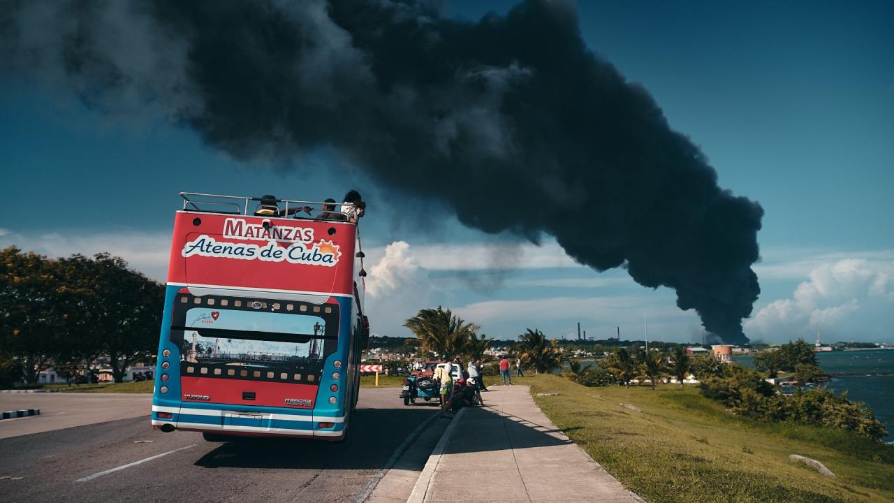 Un ómnibus turístico en Matanzas cerca del epicentro del incendio en la Base de Supertanqueros.