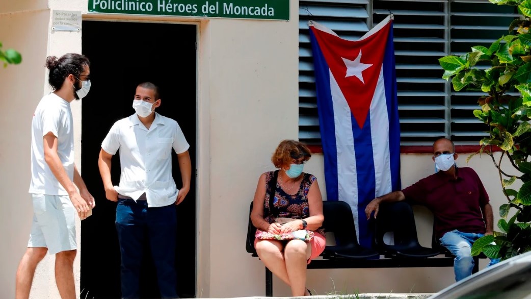 Médico cubano en la puerta de un consultorio médico.