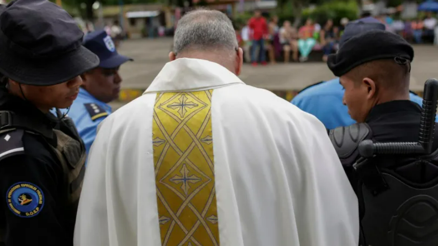 Efectivos policiales hostigan a un religioso católico en Nicaragua.