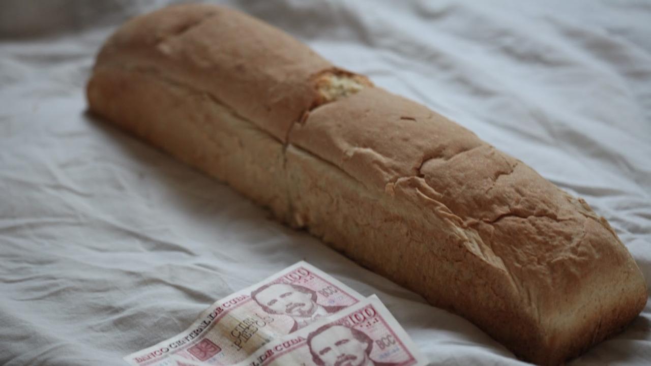 Una barra de pan de venta en La Habana.