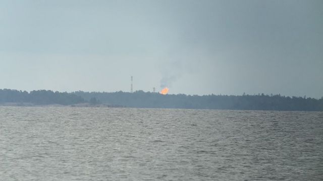 La llama de la planta de gas rusa vista desde Finlandia.