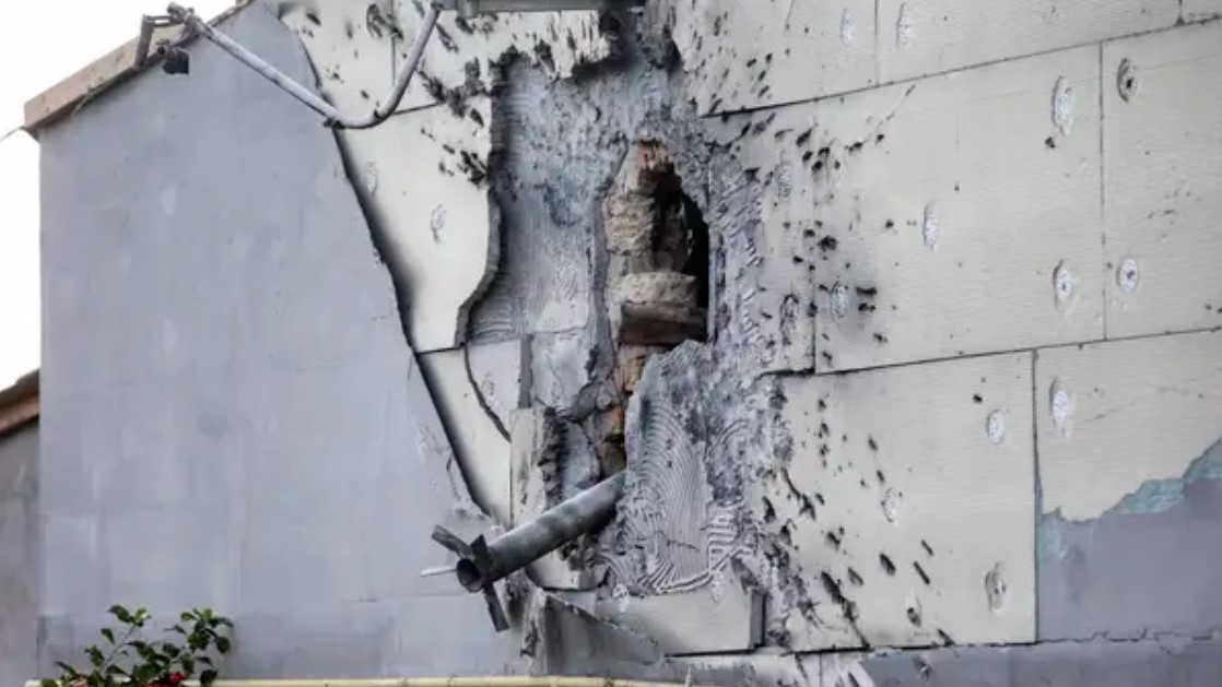 Parte de un cohete incrustado en la pared de un edificio atacado en la ciudad ucraniana de Mykolaiv.