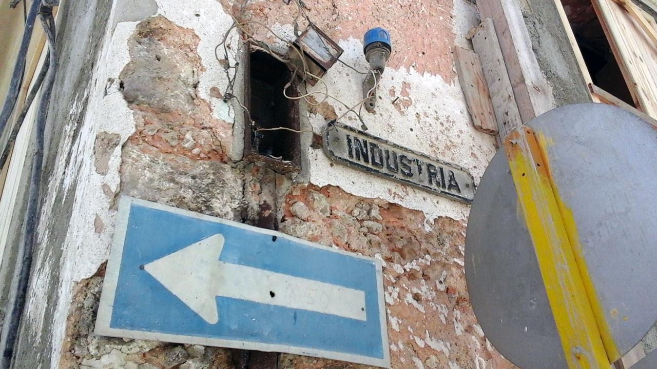 Calle Industria en La Habana.