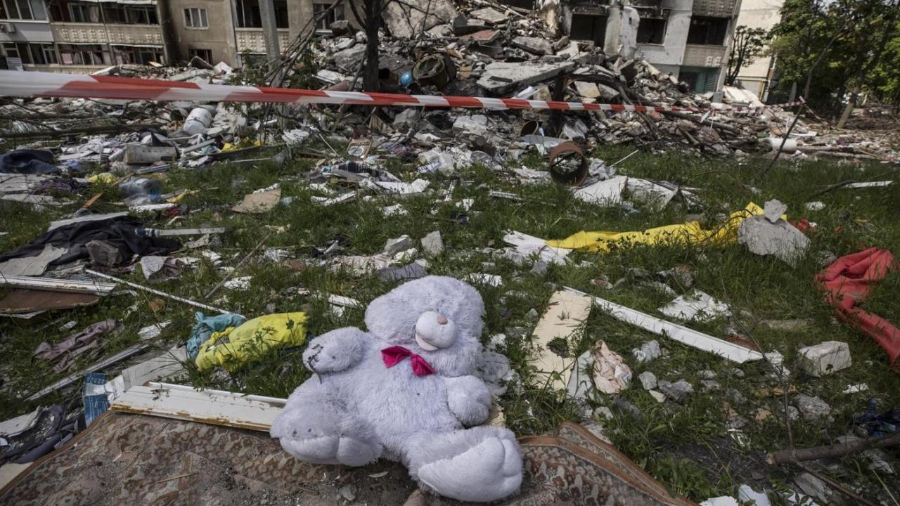 Imágenes tras un bombardeo en mayo en Ucrania.
