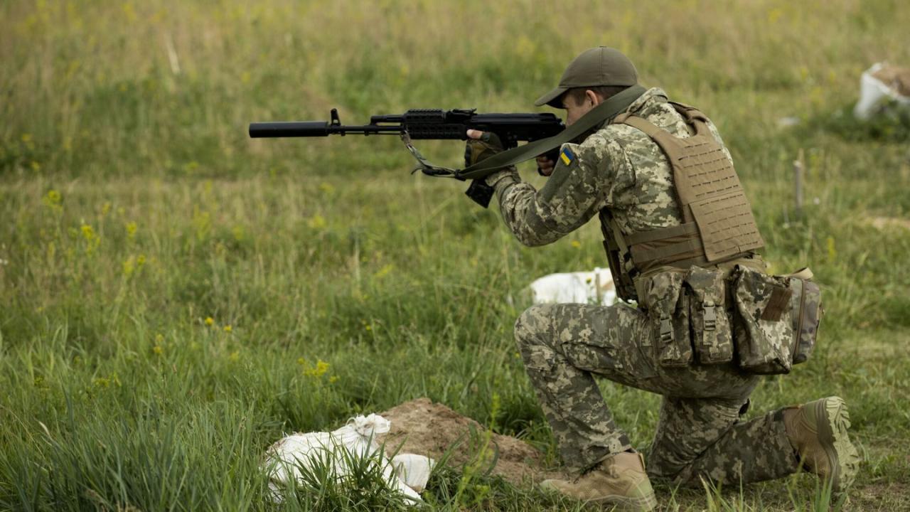 Un combatiente del Ejército Azov mientras dispara su arma durante un entrenamiento, en las afueras de Járkov, Ucrania.