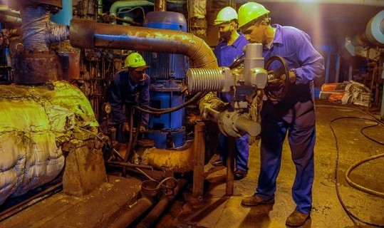 Trabajadores en la central termoeléctrica Otto Parellada de La Habana.