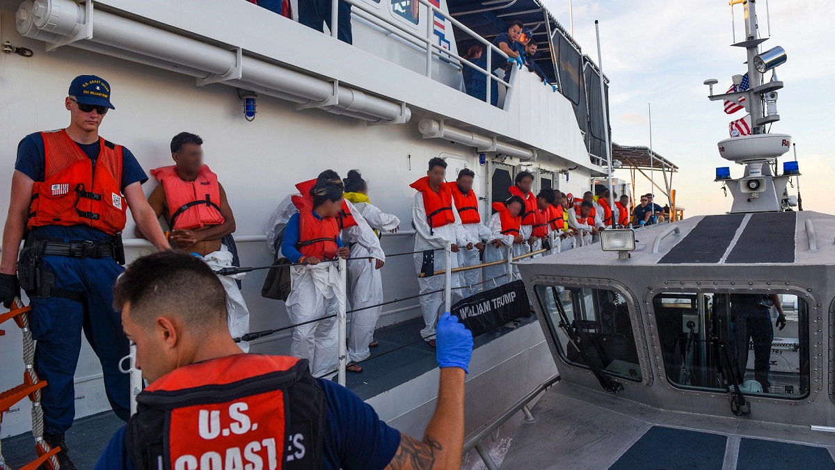 Balseros cubanos interceptados por la Guardia Costera de EEUU a bordo del barco William Trump.