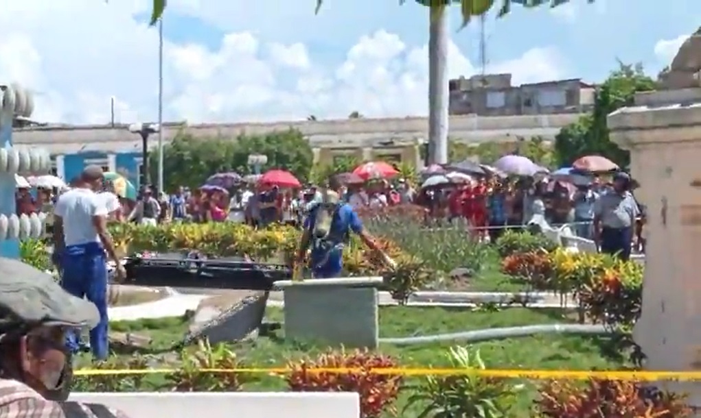 Momento en que sacan el cadáver de la cisterna en el parque Céspedes de Manzanillo. 