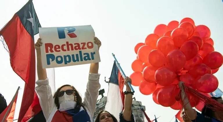 Manifestación pública en rechazo a la nueva Constitución de Chile, 2021.
