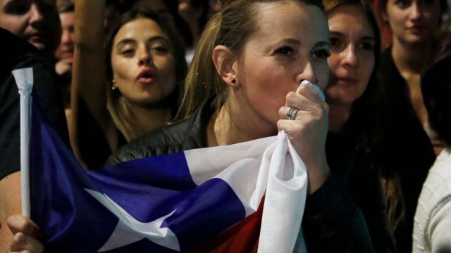 Partidarios del rechazo de la nueva Constitución celebran el resultado del plebiscito.