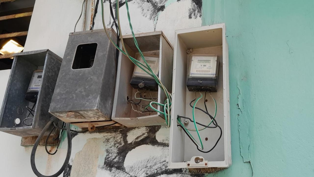 Metros contadores de electricidad en viviendas en La Habana.