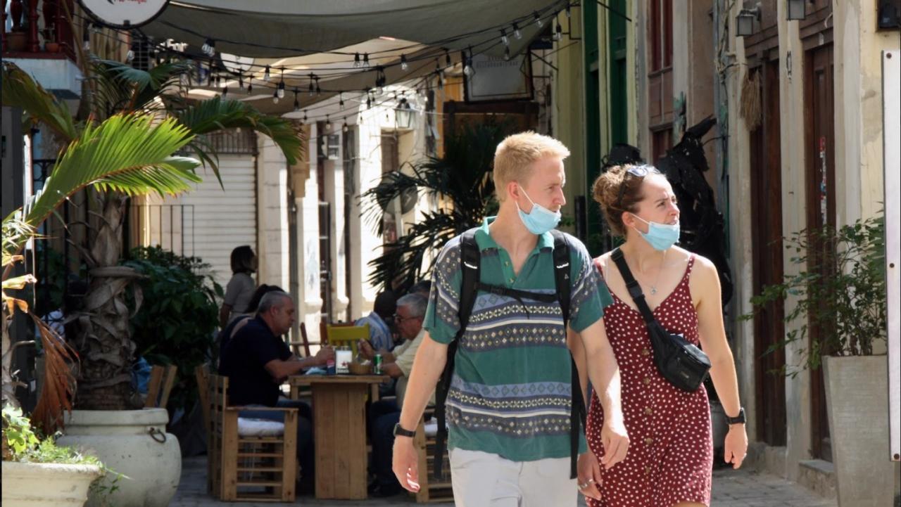 Turistas recorren La Habana.