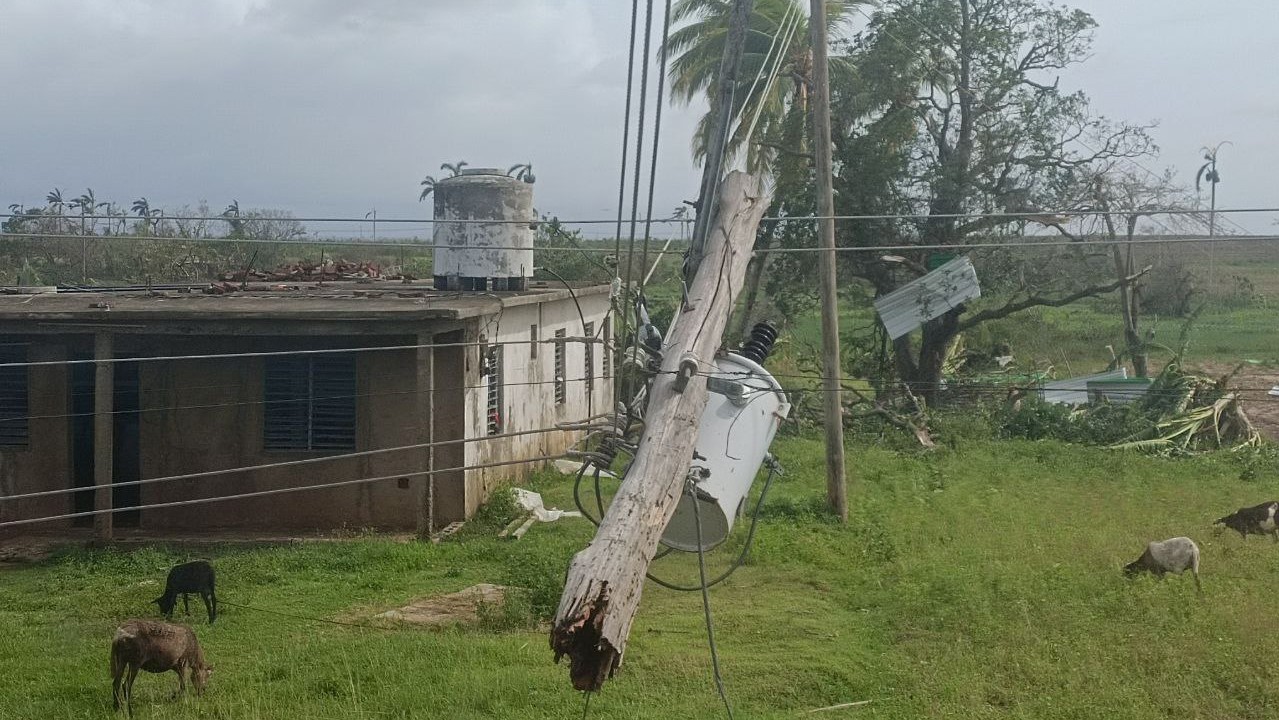 Daños a las líneas eléctricas en el occidente de Cuba tras el paso del huracán Ian.