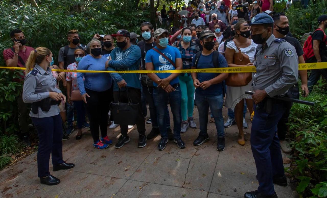 Cubanos a la espera de visa de tránsito frente a la Embajada de Panamá en La Habana, marzo de 2022.