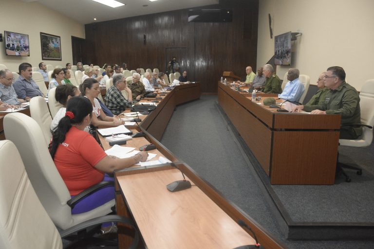 Reunión del Gobierno y funcionarios cubanos sobre la recuperación del país tras el paso del huracán Ian.