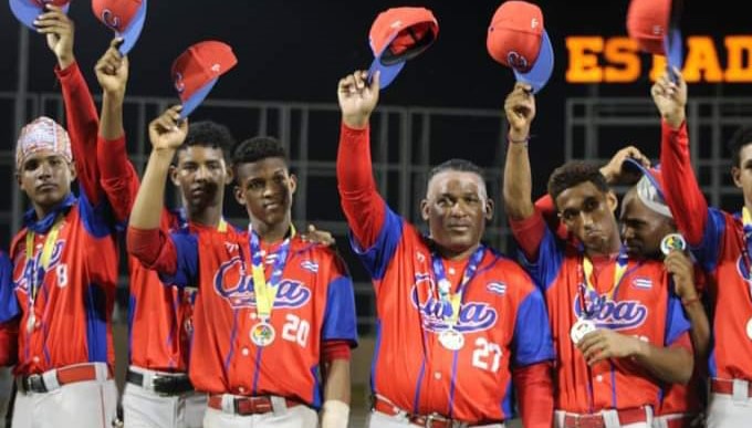 Equipo cubano de béisbol sub-15 en la premiación del Campeonato Mundial.