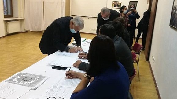 Un colegio abierto en Rusia para el voto de los funcionarios cubanos en el referendo del Código de las Familias.