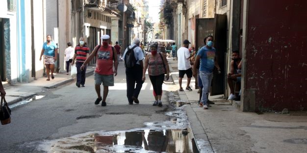Cubanos en una calle de La Habana.