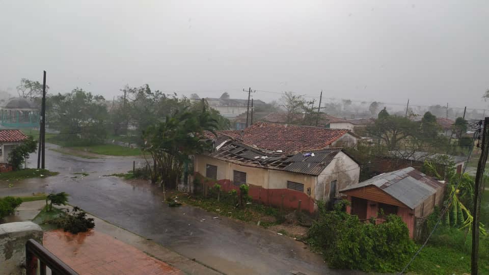 Una vivienda pierde el techo por los vientos del huracán Ian en Pinar del Río.