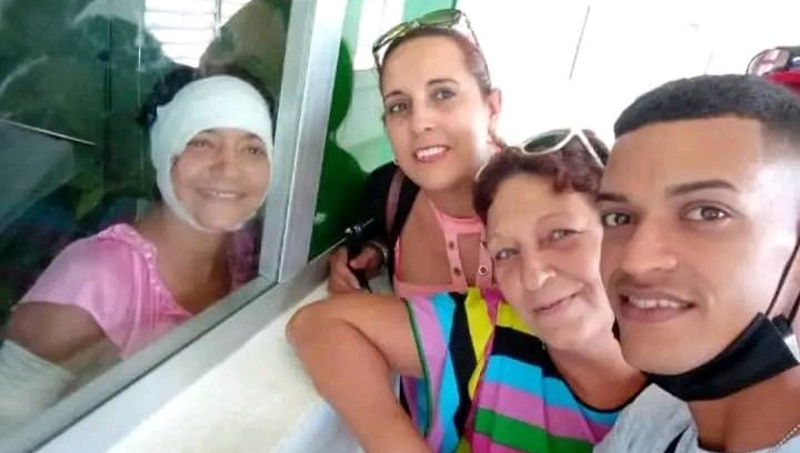 Laura Perdomo Pérez y su familia, separados por un cristal en el Hospital Faustino Pérez de Matanzas.