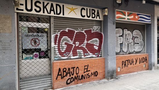 Las pintadas en la fachada del local de la Asociación Euskadi-Cuba.