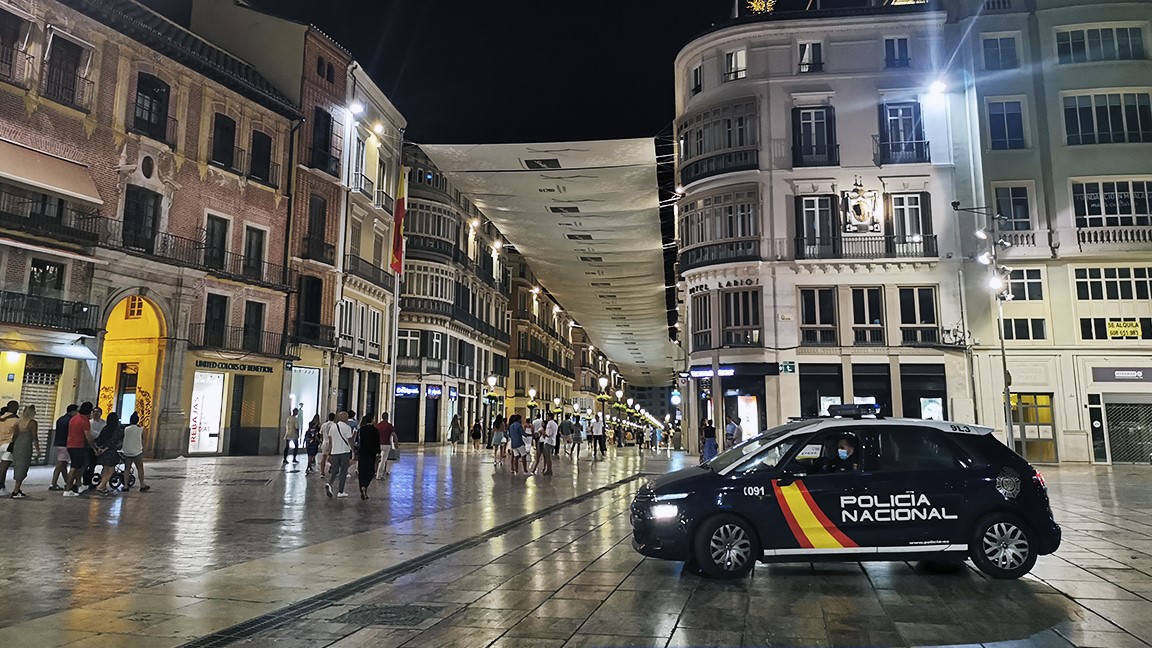 Una carro de la Policía de España patrullando.