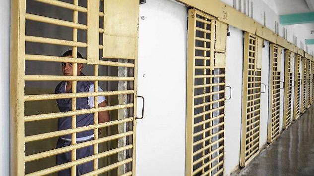 Un prisionero dentro de una cárcel cubana.