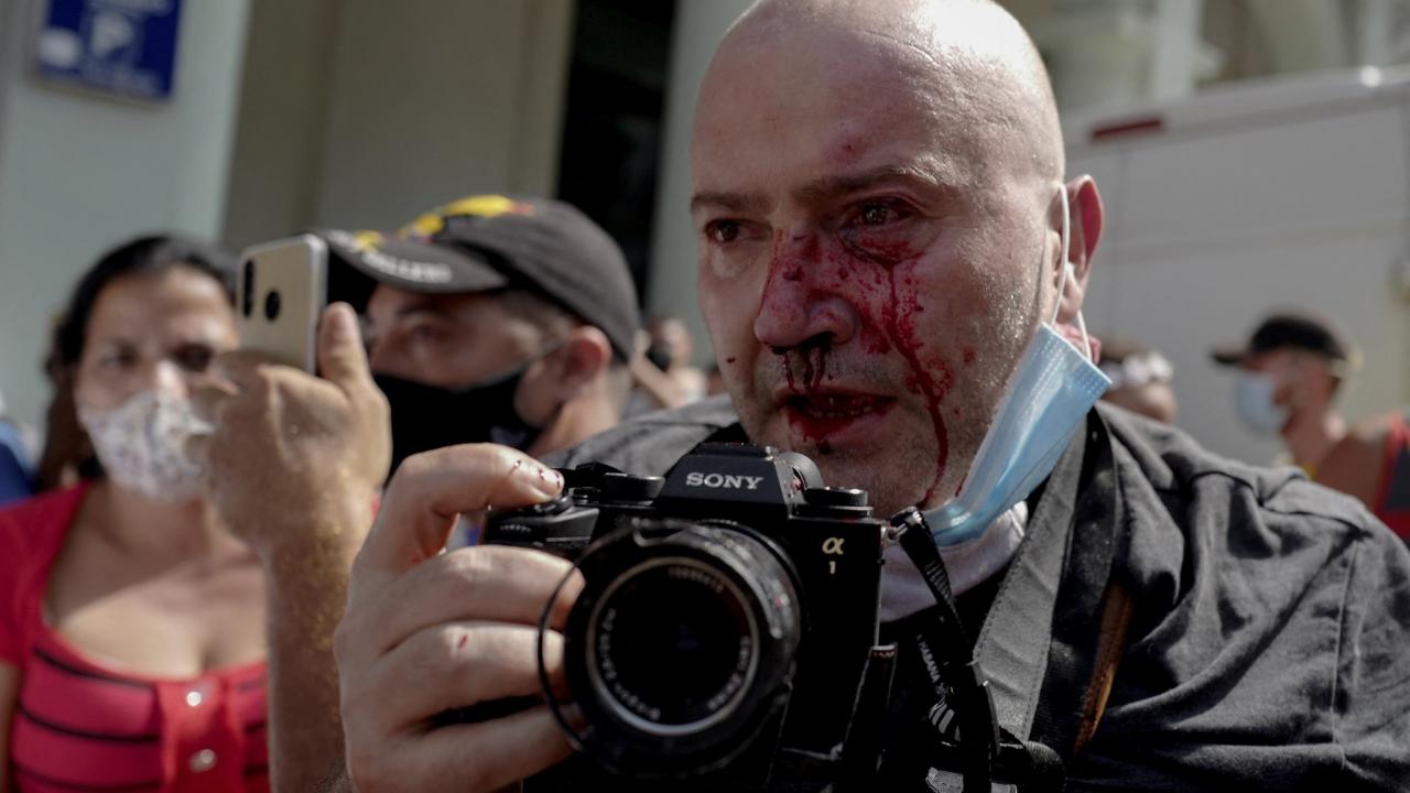 Un corresponsal extranjero agredido durante las manifestaciones del 11J.