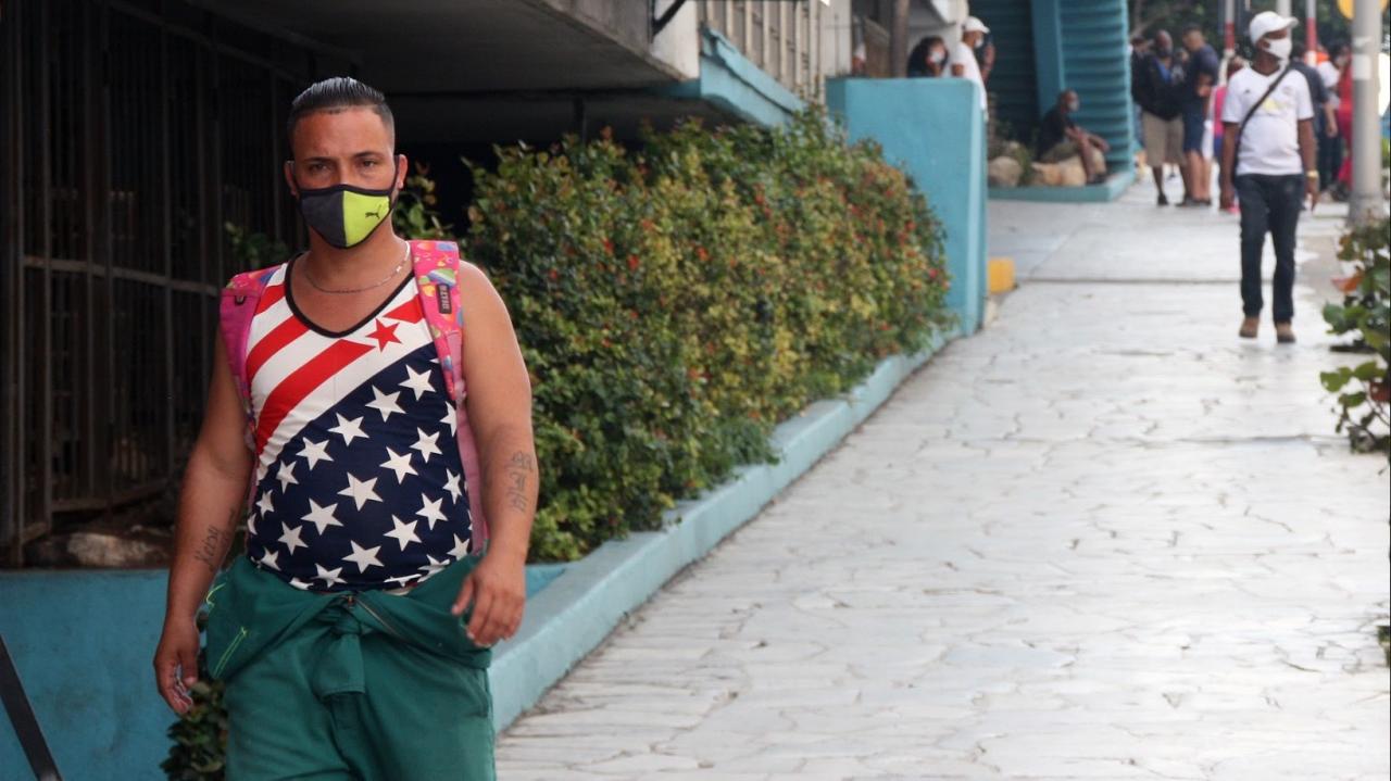 Un cubano con una camiseta la bandera de EEUU en La Rampa del Vedado.
