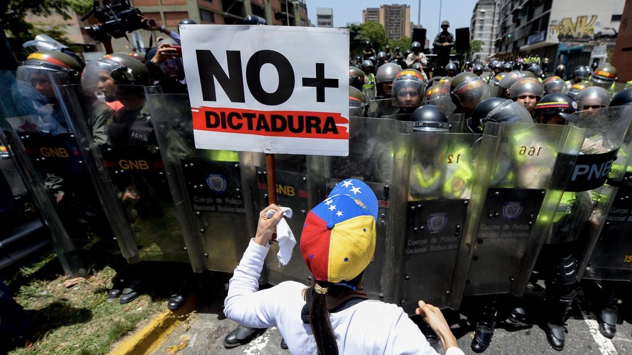 Una manifestante en Venezuela.