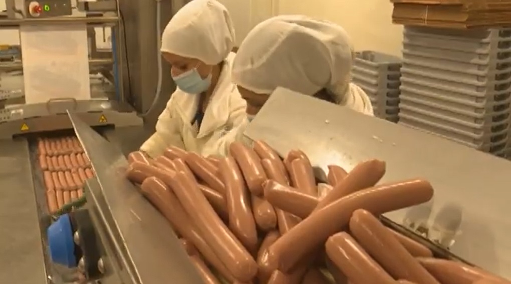 Producción de perros calientes en una fábrica de Sancti Spíritus.