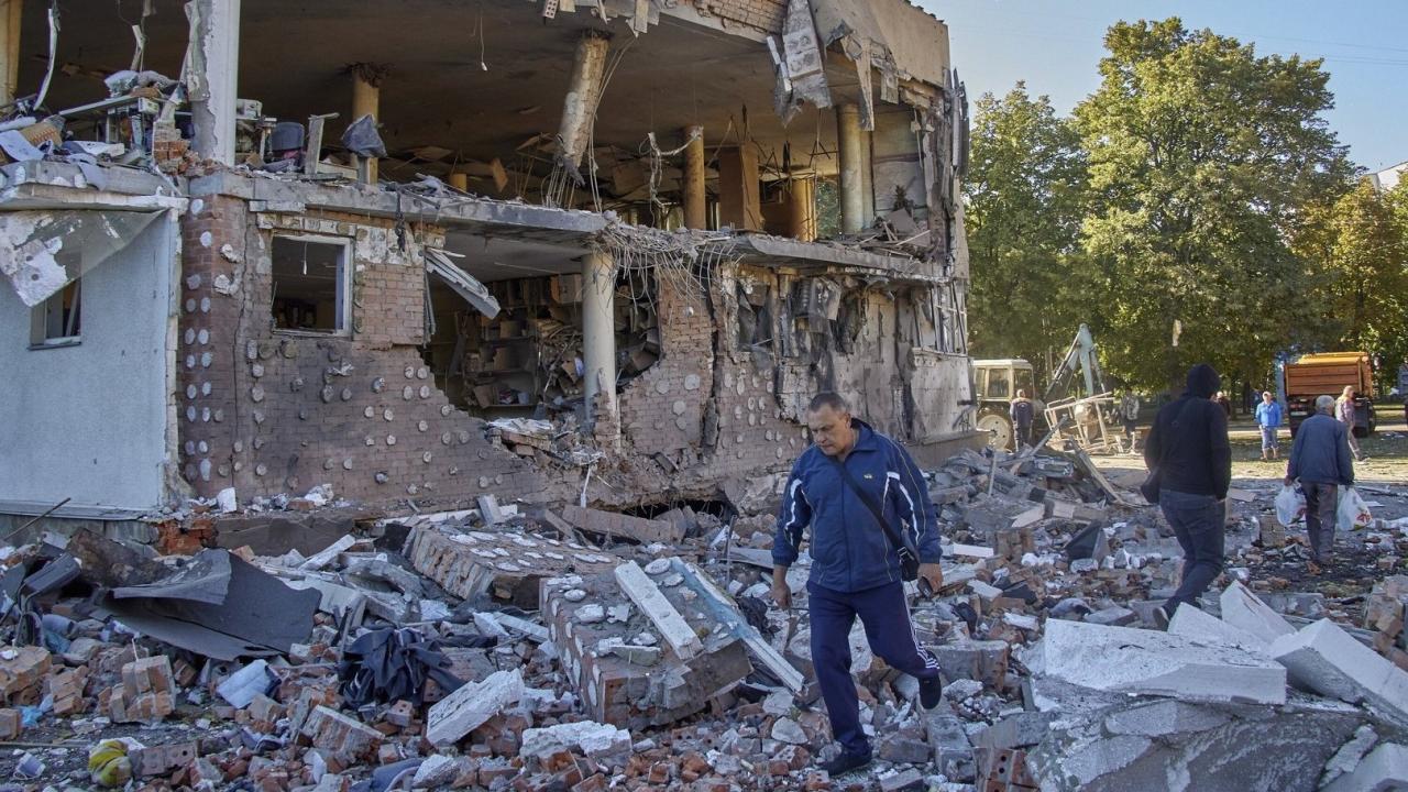 Los lugareños pasan frente a un edificio administrativo destruido en un ataque con cohetes en Jarkov este 7 de septiembre.